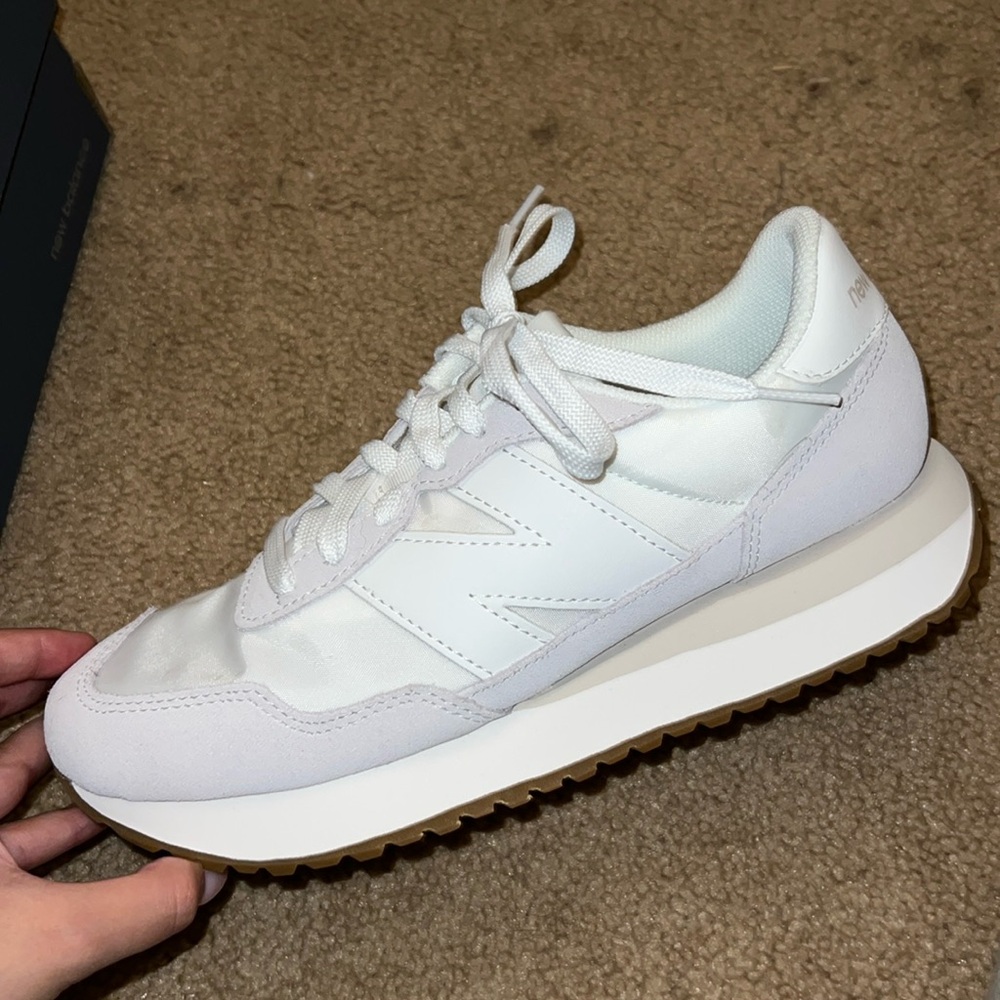 Brand New!!! never worn 
New balance Sneakers